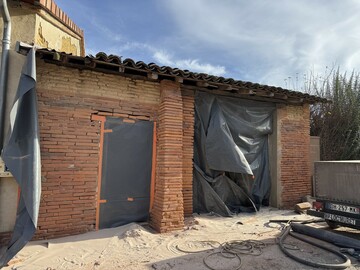 Le sablage avec rejointoiement et finition grattée d’un garage à Sabonnères (31370)